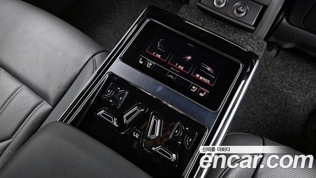 Audi A8 2021 — photo 18