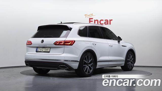 Volkswagen Touareg 2023 — photo 2