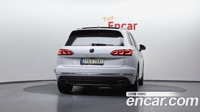 Volkswagen Touareg 2023 — photo 4