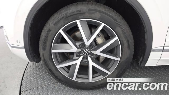 Volkswagen Touareg 2023 — photo 5