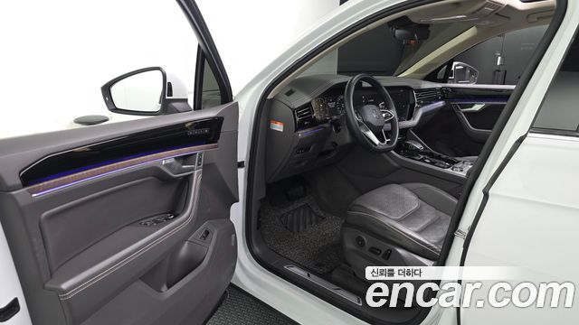Volkswagen Touareg 2023 — photo 10