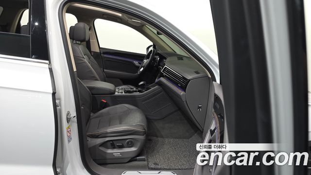 Volkswagen Touareg 2023 — photo 11