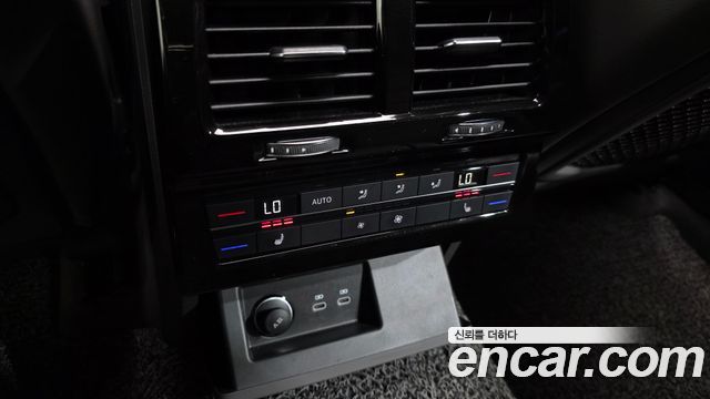 Volkswagen Touareg 2023 — photo 18