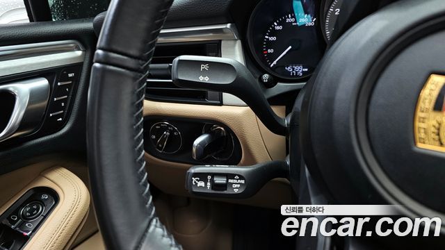 Porsche Macan 2022 — photo 18