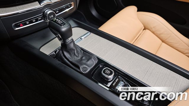 Volvo XC60 2018 — photo 9