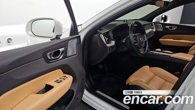 Volvo XC60 2018 — photo 11