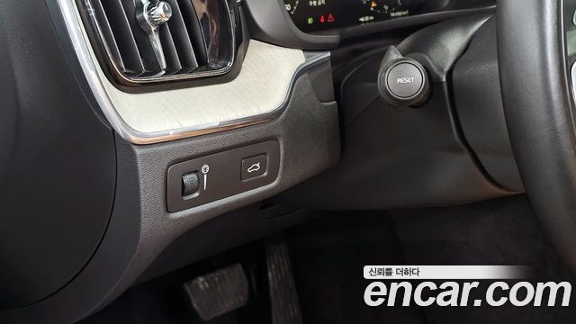 Volvo XC60 2018 — photo 16