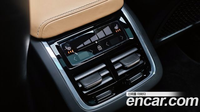 Volvo XC60 2018 — photo 17
