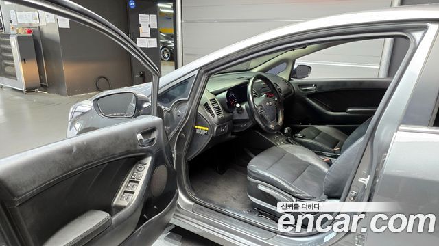 Kia K3 2015 — photo 11