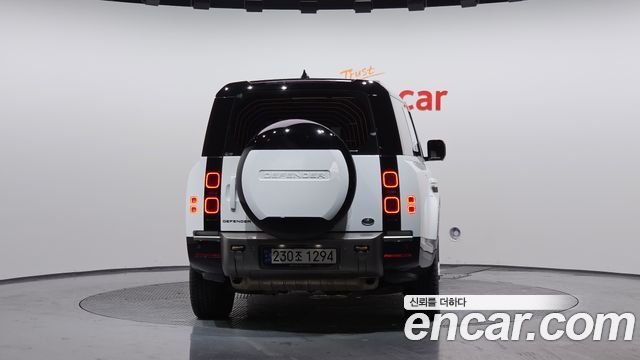 Land Rover Defender 2023 — photo 4