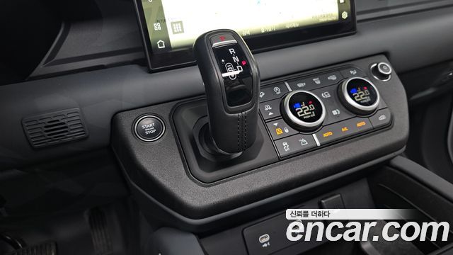 Land Rover Defender 2023 — photo 9