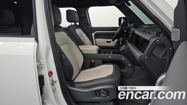 Land Rover Defender 2023 — photo 10