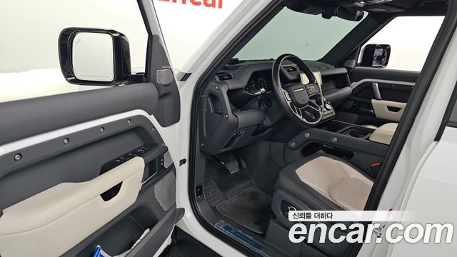 Land Rover Defender 2023 — photo 11