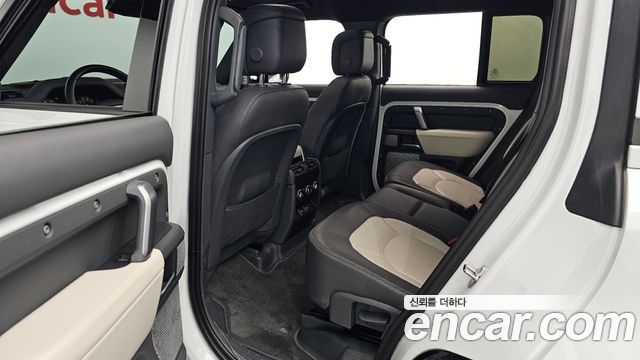Land Rover Defender 2023 — photo 12