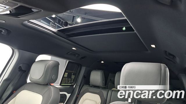 Land Rover Defender 2023 — photo 17