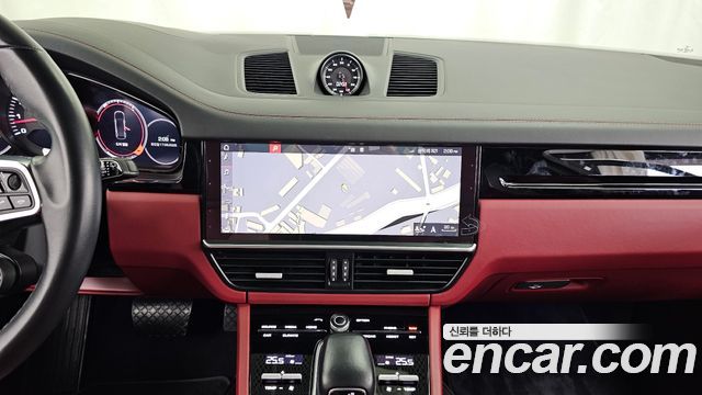 Porsche Cayenne 2019 — photo 14