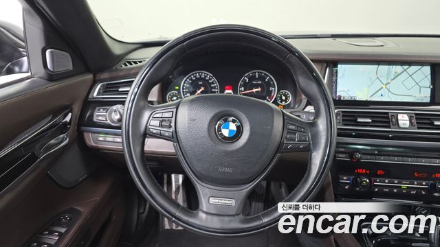 BMW 7-Series 2015 — photo 13