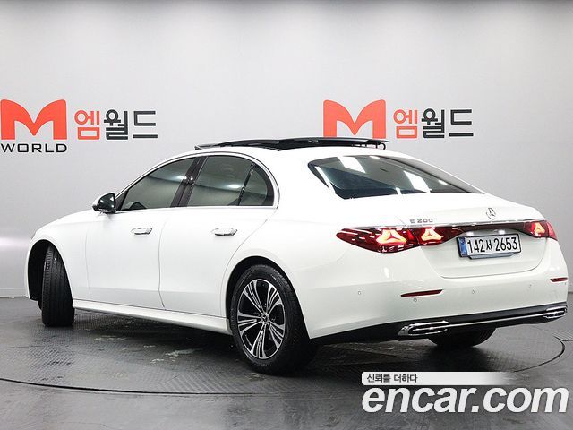 Mercedes-Benz E-Class 2025 — photo 4
