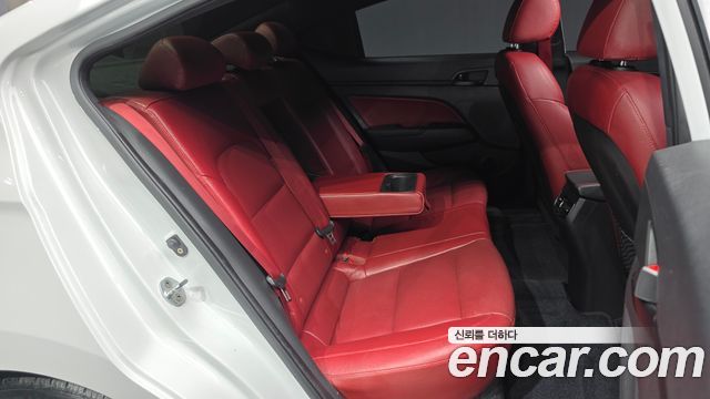 Hyundai AVANTE 2017 — photo 12