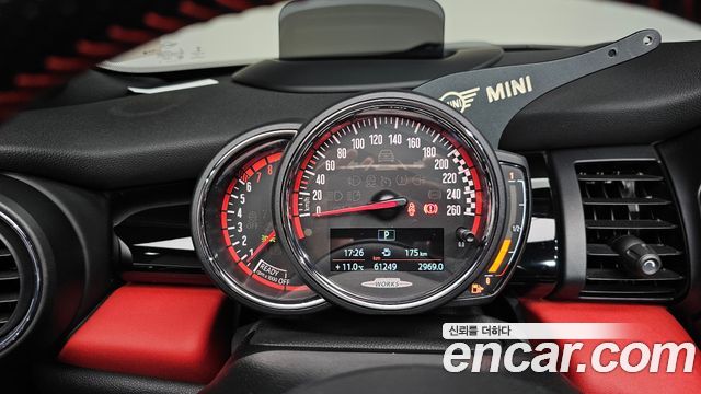 Mini Cooper Convertible 2020 — photo 8