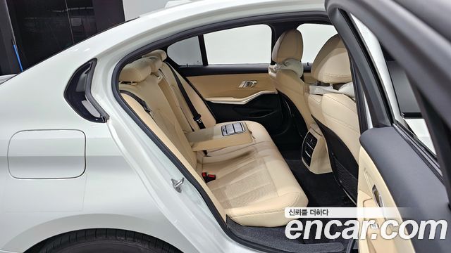 BMW 3-Series 2023 — photo 11
