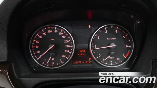 BMW 3-Series 2011 — photo 8