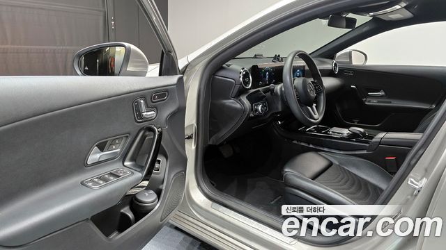 Mercedes-Benz A-Class 2020 — photo 11