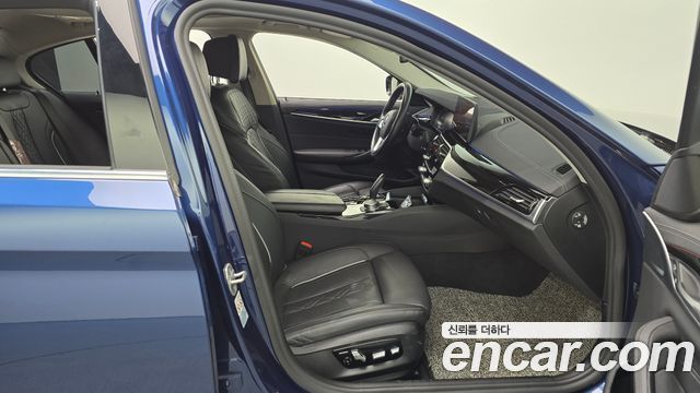BMW 5-Series 2021 — photo 11