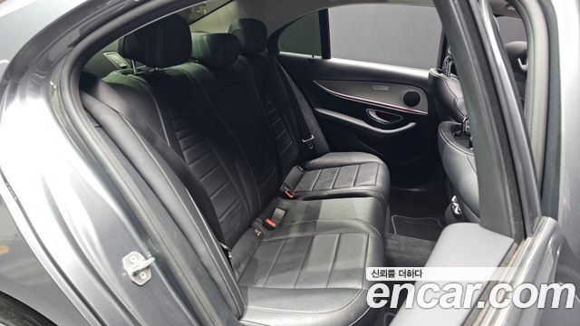 Mercedes-Benz E-Class 2017 — photo 12