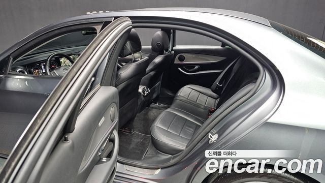 Mercedes-Benz E-Class 2017 — photo 13