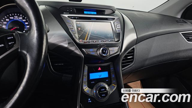 Hyundai AVANTE 2013 — photo 17