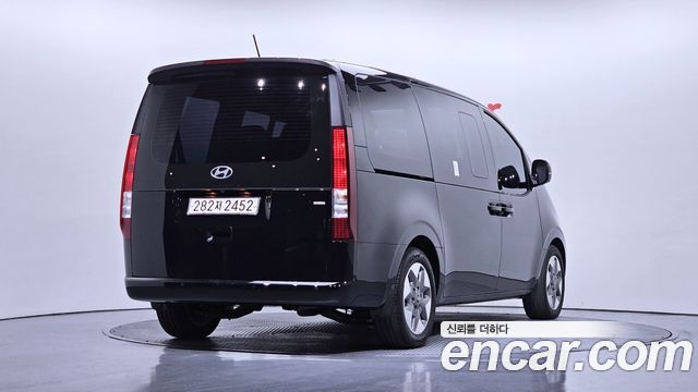 Hyundai Staria 2025 — photo 2