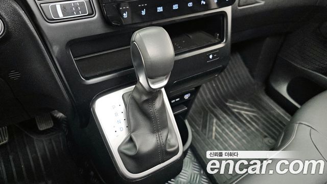 Hyundai Staria 2025 — photo 9