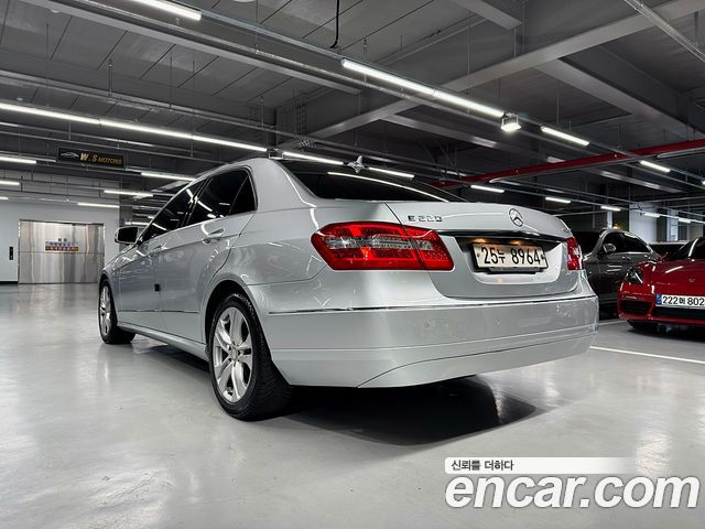 Mercedes-Benz E-Class 2011 — photo 4