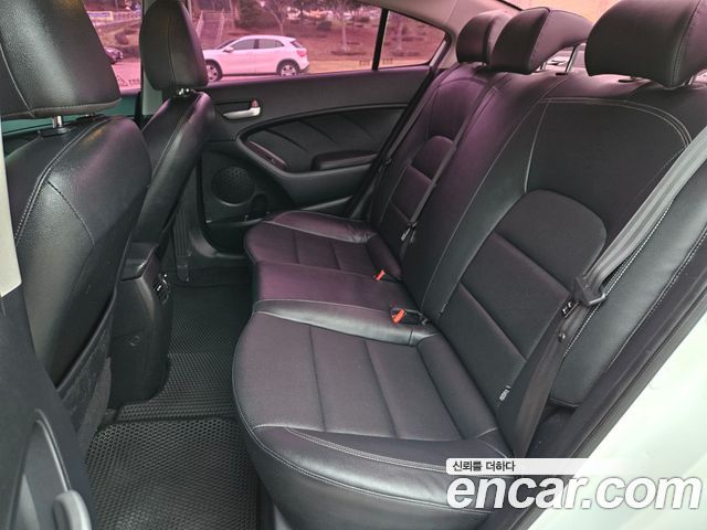 Kia K3 2015 — photo 11