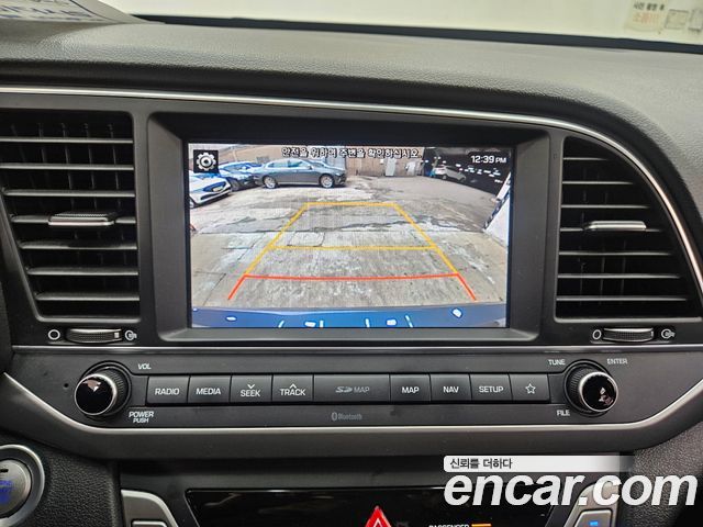 Hyundai AVANTE 2018 — photo 11