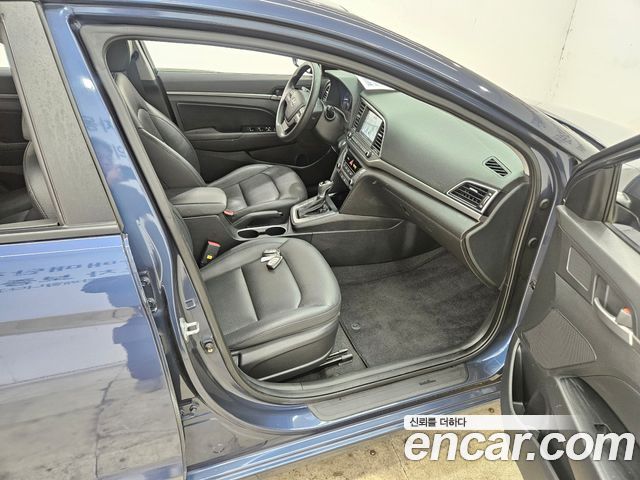 Hyundai AVANTE 2018 — photo 16