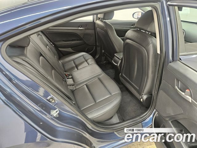 Hyundai AVANTE 2018 — photo 17