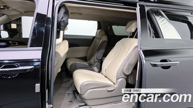 Kia Canival 2023 — photo 11