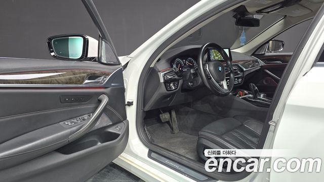 BMW 5-Series 2018 — photo 10