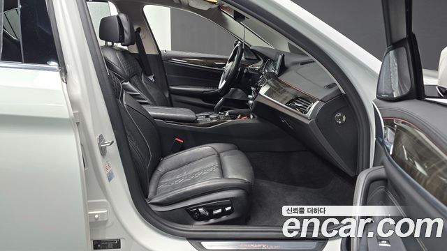 BMW 5-Series 2018 — photo 11