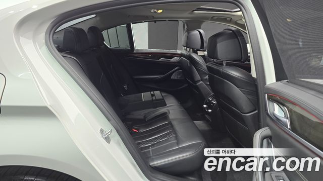 BMW 5-Series 2018 — photo 12