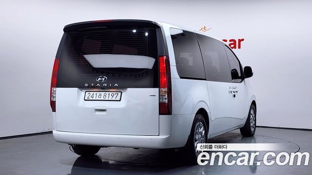 Hyundai Staria 2023 — photo 2