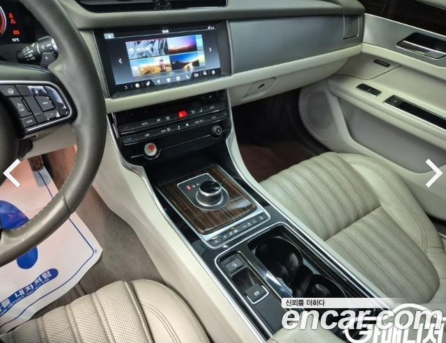 Jaguar XF 2017 — photo 10