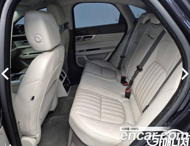 Jaguar XF 2017 — photo 12