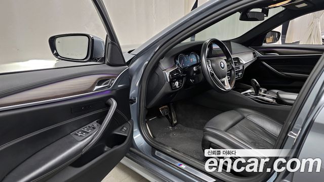 BMW 5-Series 2017 — photo 10