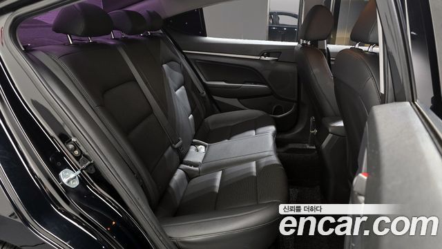 Hyundai AVANTE 2018 — photo 12