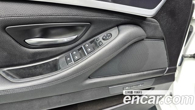 BMW 5-Series 2016 — photo 17