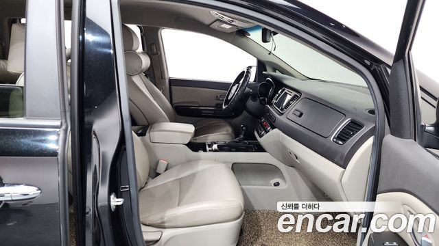 Kia Canival 2015 — photo 11