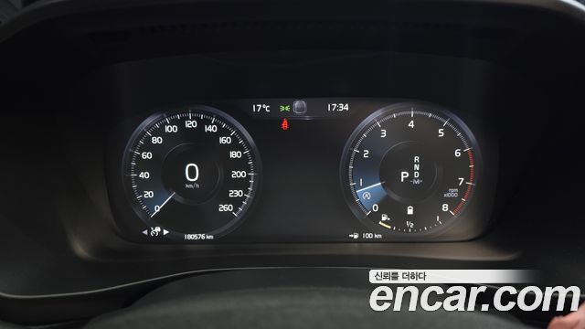 Volvo XC40 2021 — photo 8